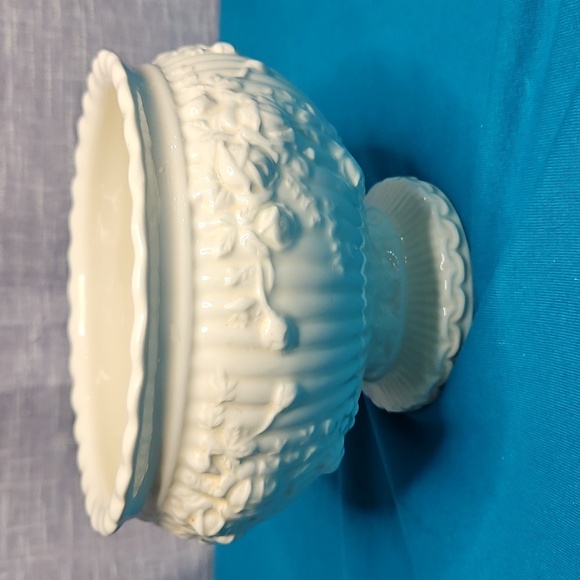 Royal Albert Cream Pedestal Bowl - Picture 2 of 9